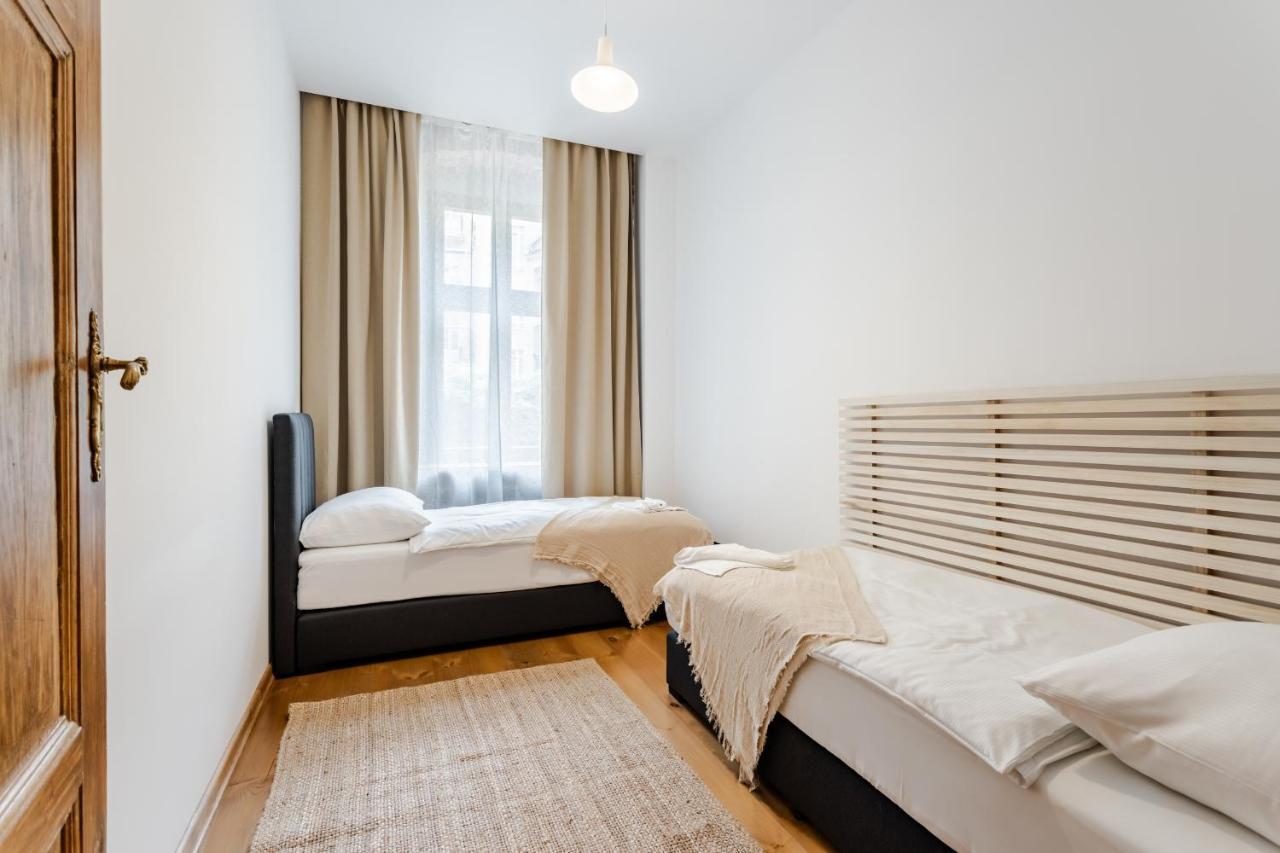 Two Bedroom Very Berry Apartment In Poznan With Desk By Noclegi Renters Exterior foto