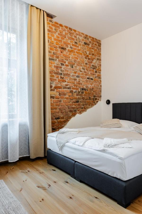 Two Bedroom Very Berry Apartment In Poznan With Desk By Noclegi Renters Exterior foto