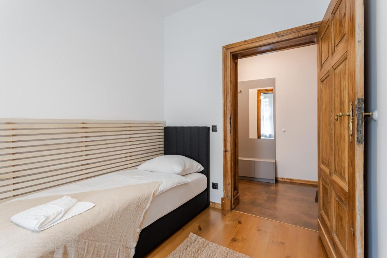 Two Bedroom Very Berry Apartment In Poznan With Desk By Noclegi Renters Exterior foto