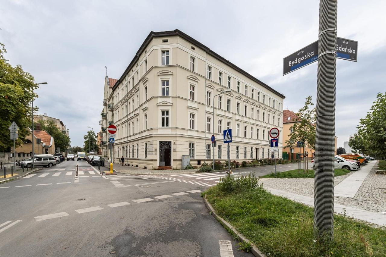 Two Bedroom Very Berry Apartment In Poznan With Desk By Noclegi Renters Exterior foto